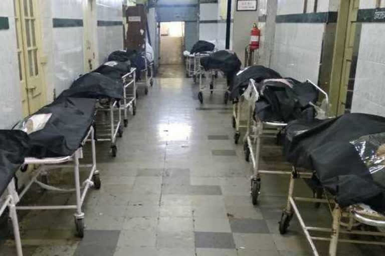 KEM mortuary capacity almost over  now dead-bodies have to be kept at open places  മുംബൈയില്‍ മൃതദേഹങ്ങള്‍ ആശുപത്രി വരാന്തയില്‍  കൊവിഡ് 19  ലോക്ക് ഡൗണ്‍  covid 19  മോര്‍ച്ചറി നിറഞ്ഞു