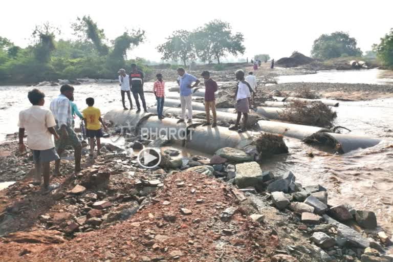 bridge collapsed by heavy rain, ಹಳ್ಳಕ್ಕೆ ಕೊಚ್ಚಿ ಹೋದ ಸೇತುವೆ