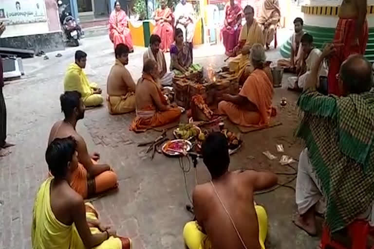 Sri Rama Taraka Andhra Ashram in the service of devotees in lockdown in varanasi