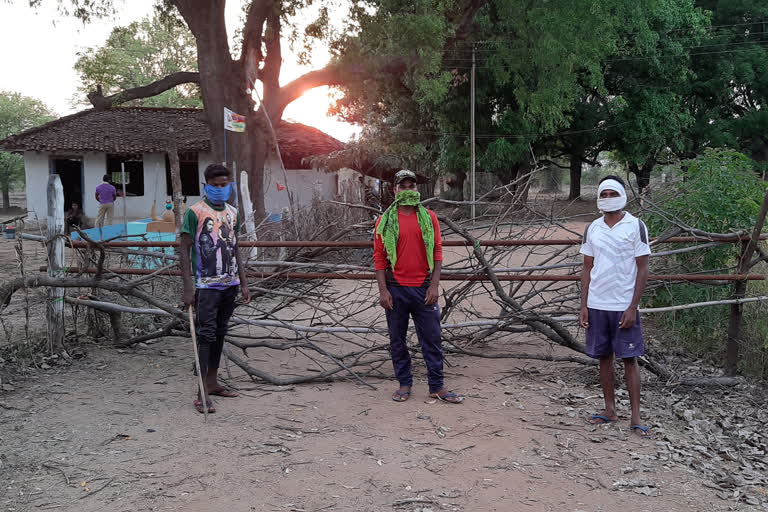 Villagers of Dhamtari sealed  border