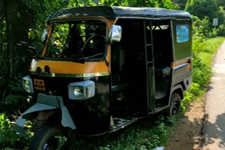 One person died after an auto accident  ഓട്ടോറിക്ഷ മറിഞ്ഞ് ഒരാള്‍ മരിച്ചു  ഓട്ടോറിക്ഷ അപകടം  നിലമ്പൂർ പെരുമ്പിലാവ് സംസ്ഥാന പാത  മലപ്പുറം വാര്‍ത്തകള്‍  auto accident