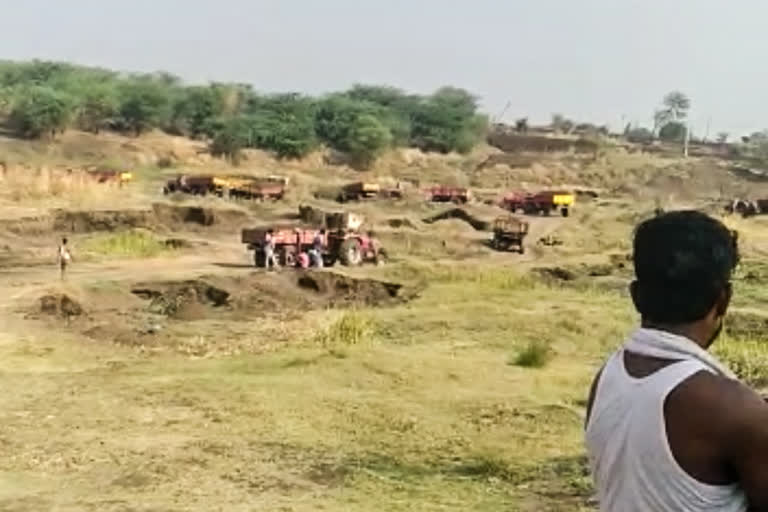 Heavy sand trafficking in the drained Manjra River