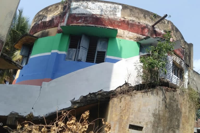 raithu bharosa centre in ruin building in paayakarao pet vizag