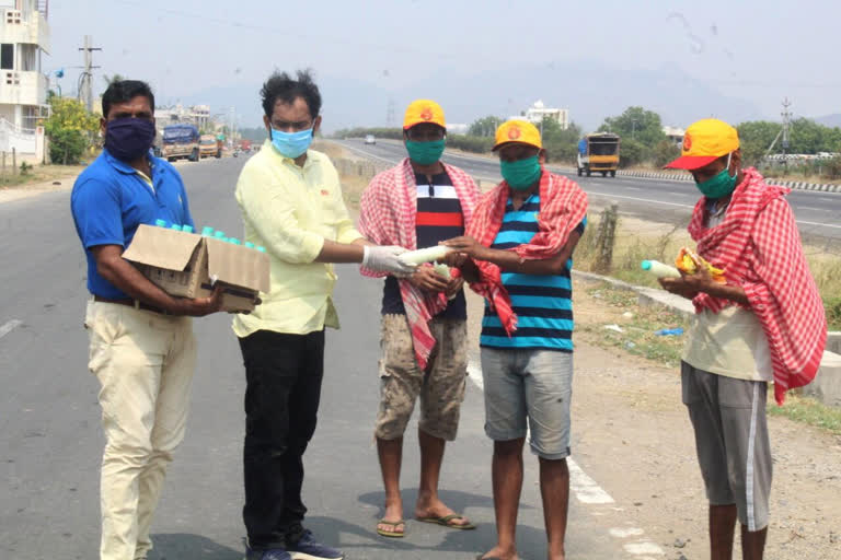 buttermilk distribute to migrant labours by tdp in guntur