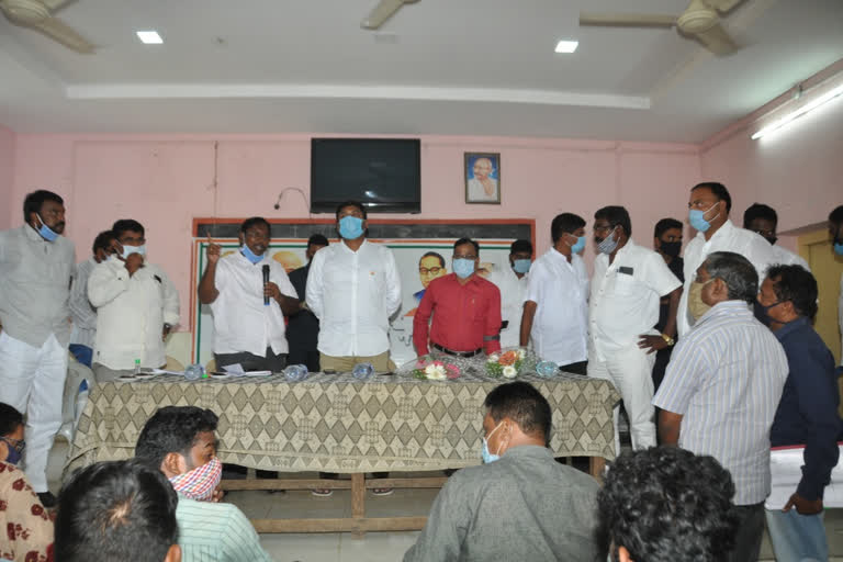 anakapalli mla gugivada amarnath conduct meeting with  upadhihami scheme staff in vizag