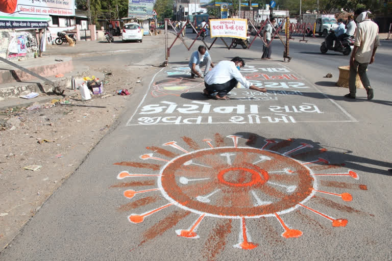 લુણાવાડામાં કોરોના સામે જાગૃતિ ફેલાવવા માટે રોડ ઉપર 32 ફૂટ લાંબું પેઈન્ટિંગ બનાવ્યું