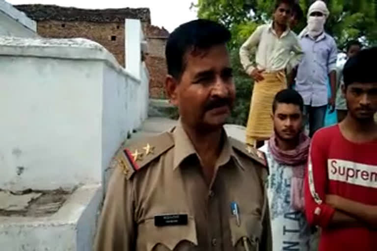 jhansi  Bhander  Jhansi  Uttar Pradesh  Madhya Pradesh  Police  Barcholi  Gamblers  Thrashed  Assaulted  ചൂതാട്ടം  യുപി പൊലീസ്  മധ്യപ്രദേശ്  ഉത്തർപ്രദേശ് പൊലീസ് സംഘത്തെ നാട്ടുകാർ ക്രൂരമായി ആക്രമിച്ചു