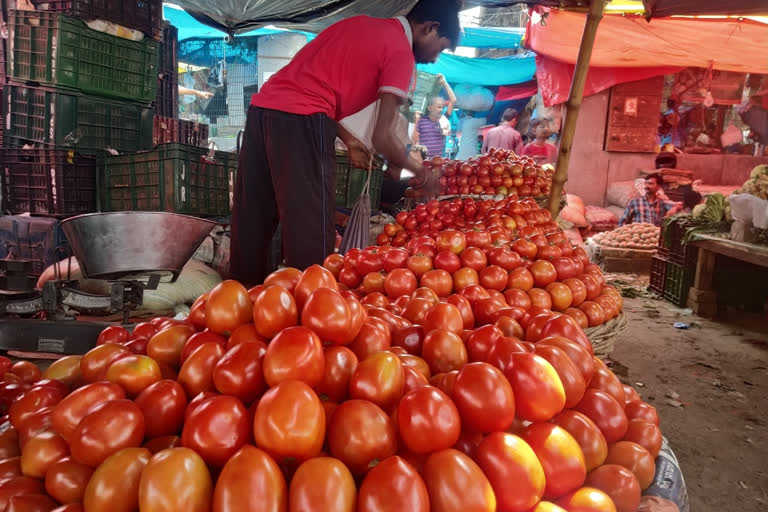 Tomatoes selling