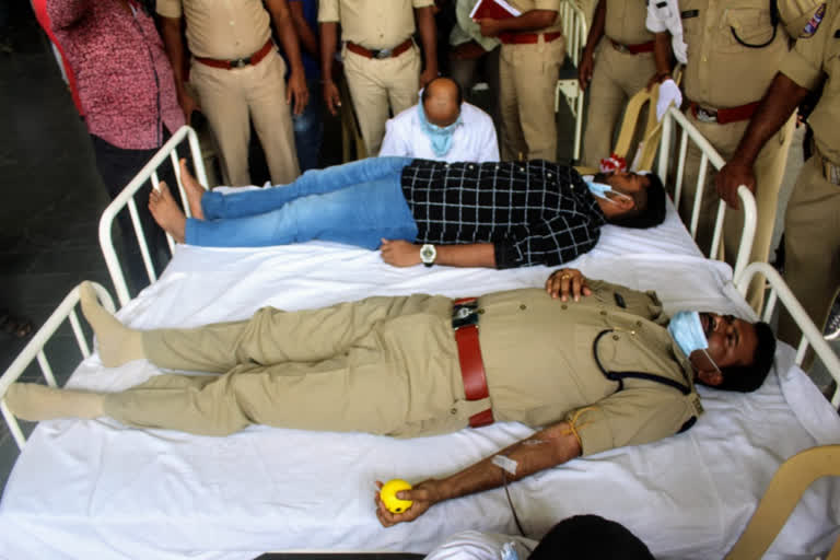 mahabubabad sp blood donate with his son