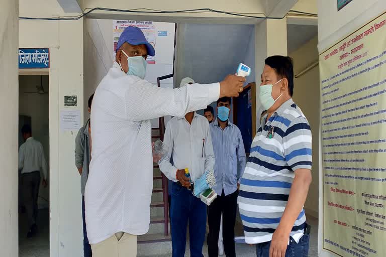 rudraprayag pradeep thapliyal distributed masks, रुद्रप्रयाग जखोली विकासखंड समाचार