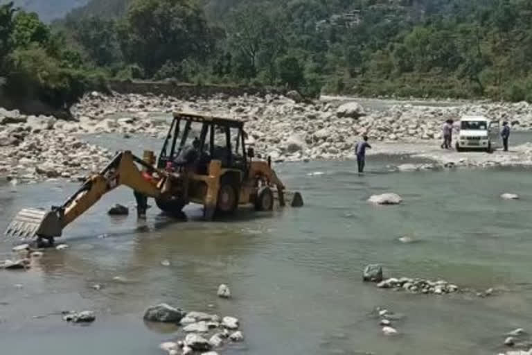 Mining in the name of river training