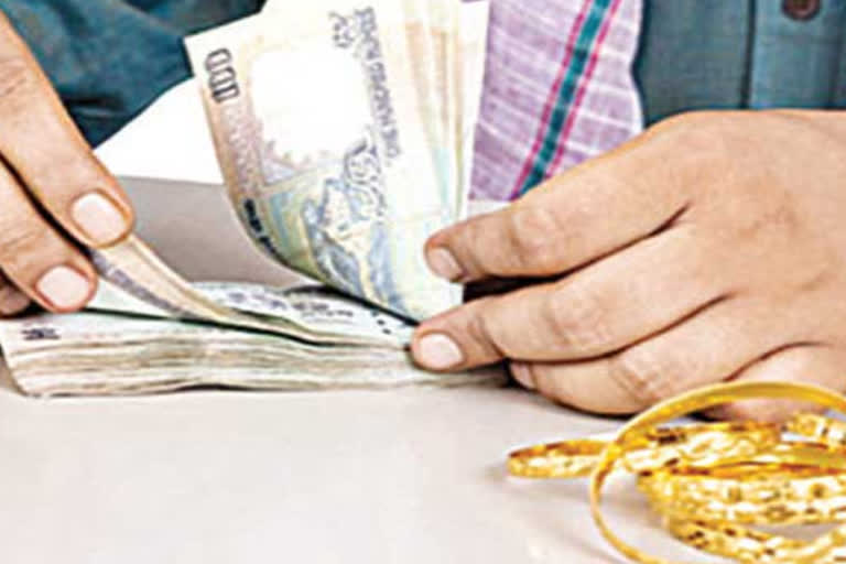 poor people in telangana are pawning gold for debt as they lost jobs due to lock down