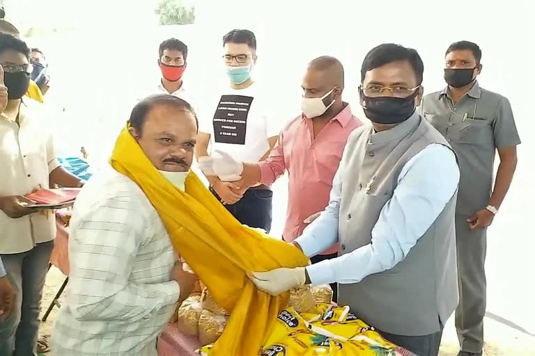 ex-bjp-mp-vivek-groceries-distribution-at-alwal