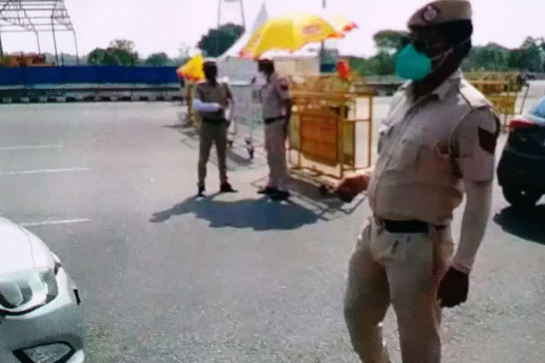 delhi gurugram border declared hi risk zone after 13 policeman found corona positive