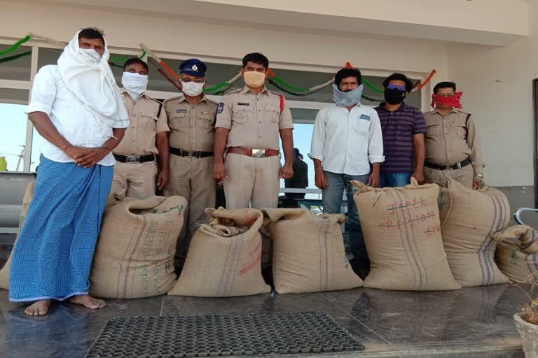 police and agriculture officers catch fake cotton seeds in jogulamba gadwala district