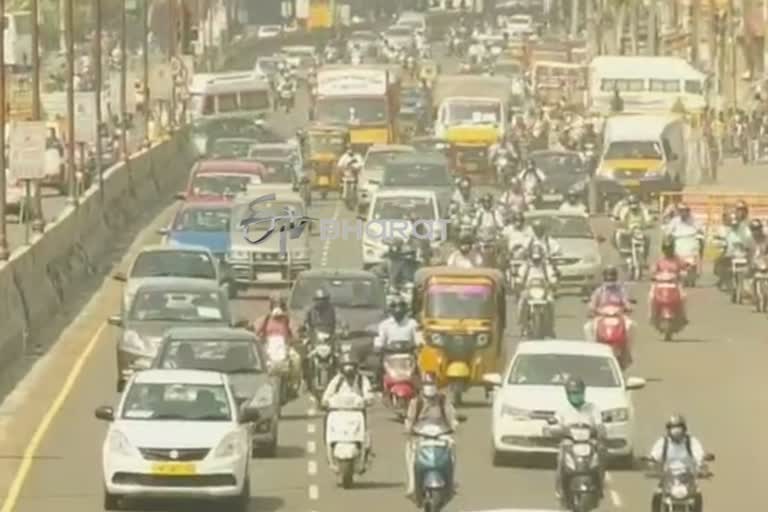 heavy traffic jam accrued in chennai gst road