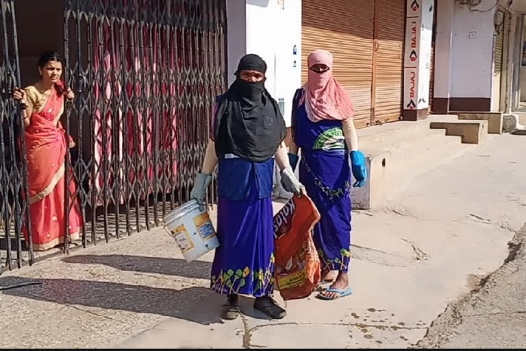 cleaners playing a key role in the war against Corona in Surajpur