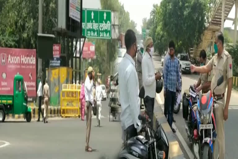 ghaziabad police following traffic rules to people amid lockdown 4