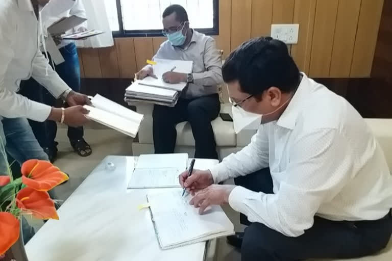 Collector Chhatar Singh Dehre takes charge