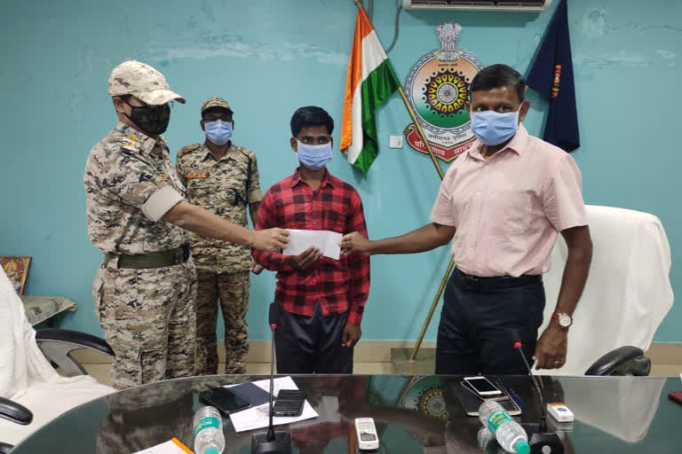 A rewarded naxalite surrendered in dantewada
