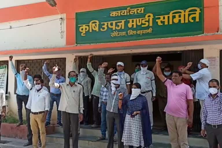 Mandi Workers protest against the Mandi Act Amendment  by wearing a black band in barwani