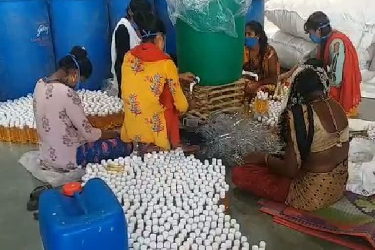 women-of-self-help-group-making-sanitizer-in-chhattisgarh