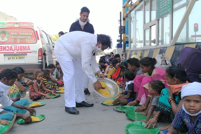 BJP Leader Arrange Food For Migration Labor