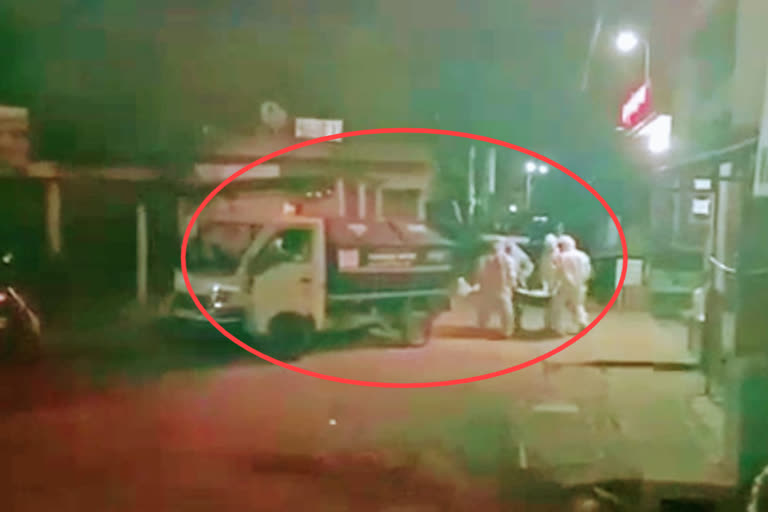 Sangli municipality  Maharastra  Cremation  coronavirus  Garbage truck carries body for cremation  covid fake news  truck carries body for cremation  മഹാരാഷ്‌ട്രയില്‍ യുവാവിന്‍റെ മൃതദേഹം സംസ്‌ക്കരിക്കാനായി കൊണ്ടു പോയത് മാലിന്യവണ്ടിയില്‍  മഹാരാഷ്‌ട്ര