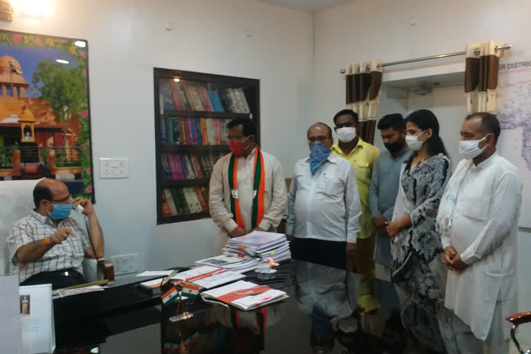 BJP gives memorandum to collector, बाड़मेर में भाजपा ने दिया ज्ञापन, बाड़मेर न्यूज