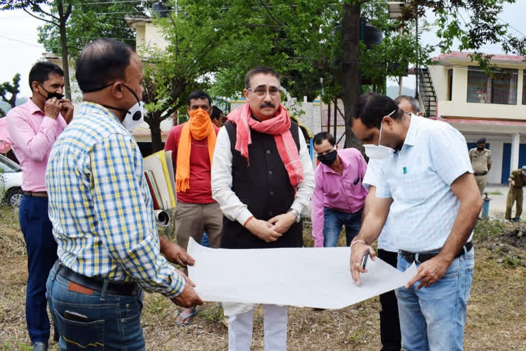 Assembly Speaker Vipin Singh Parmar inspected the road in Palampur