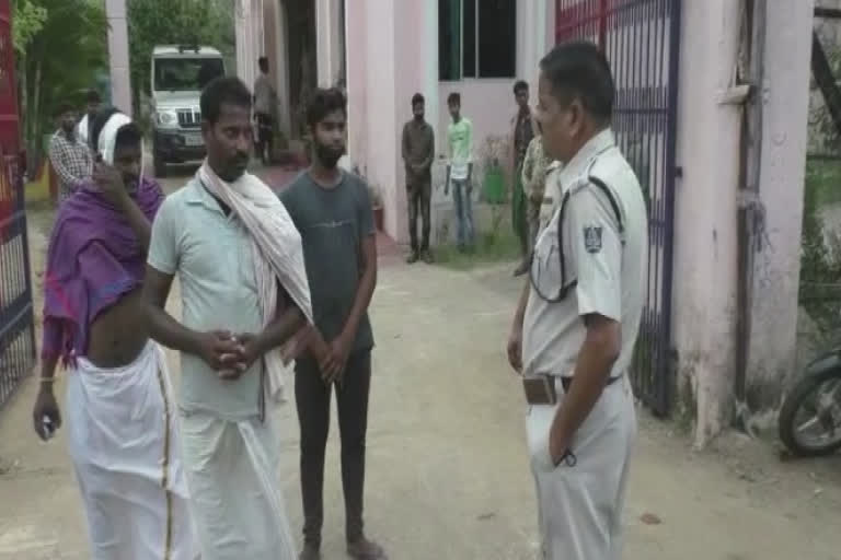 Showing a gun to a goat trader, Loot sixteen lakh rupees