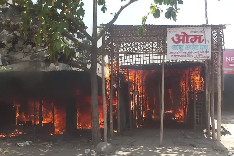 7 shops destroyed  in fire at buldhana