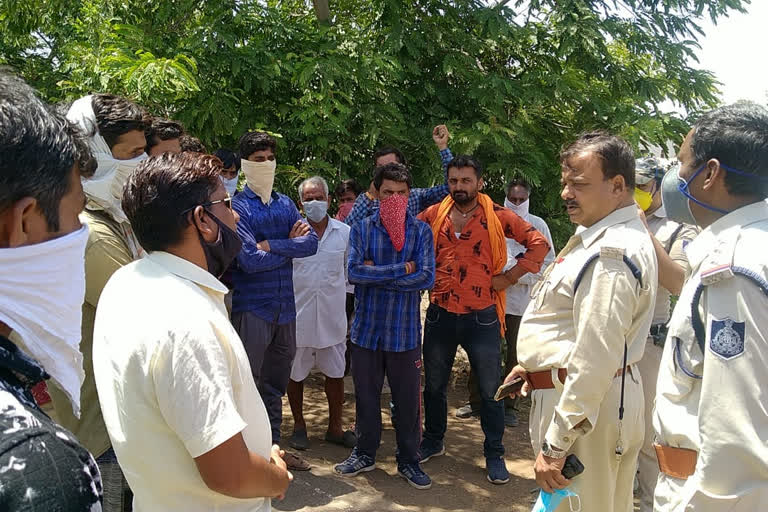 Farmer outraged jammed road  due to lack of wheat weighment in ghatiya tehsil of ujjain