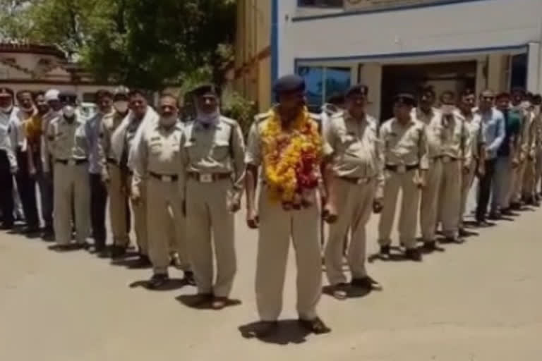 Policemen took out a rally and bid farewell to the station in-charge in barwani