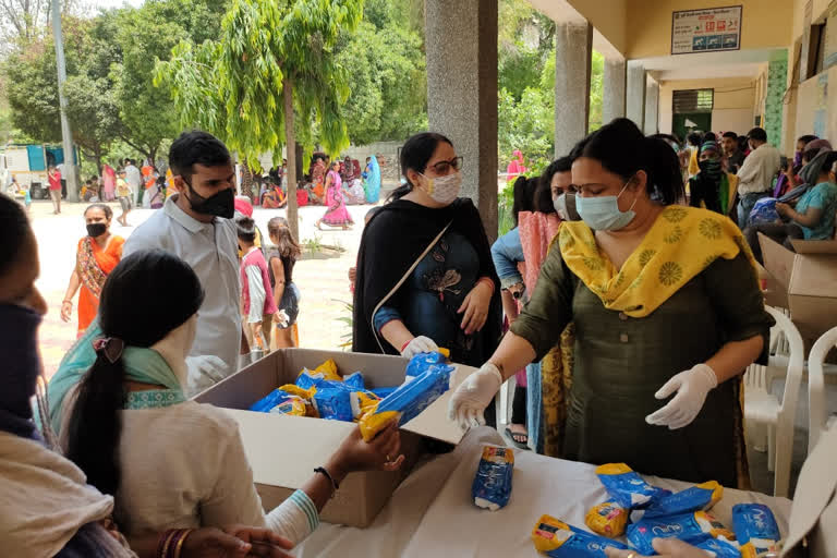 Sangni Saheli organization distributed sanitary pads to 1200 women