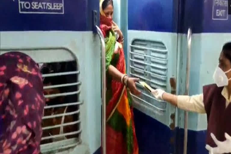 Menstrual Hygiene Day  Indian Railways  women employees  Railways distributes sanitary pads  Shramik trains in Moradabad  sanitary pads to women  ആർത്തവ ശുചിത്വ ദിനം  ശ്രമിക്ക് ട്രെയിൻ  സാനിറ്ററി പാഡ്  ഇന്ത്യൻ റെയിൽവേ  മൊറാദാബാദ് റെയിൽ‌വേ സ്റ്റേഷൻ