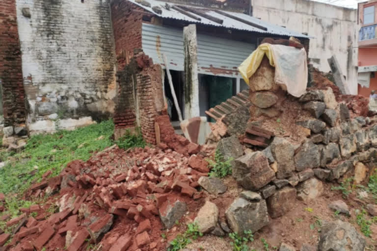 home-wall-collapses-due-to-rain-and-old-lady-die