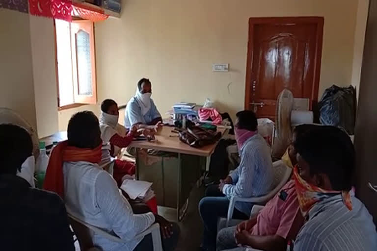 agriculture officer met with seed traders at maddirala in suryapeta district