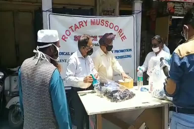 mussoorie rotary club news, मसूरी रोटरी क्लब मास्क वितरण समाचार