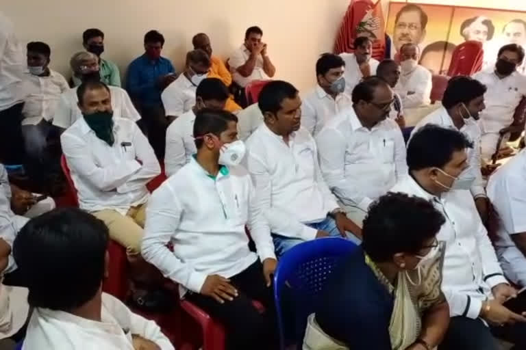 Violation of lockdown rule in pre-congress meeting in Hubli