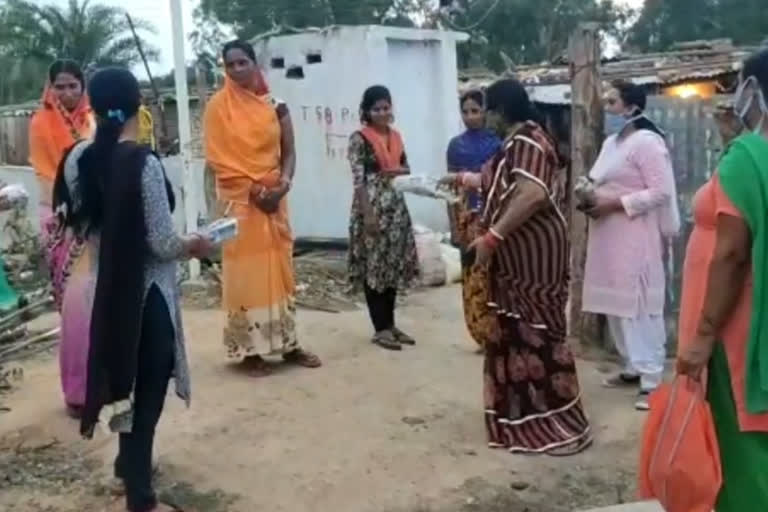 Women's Congress distributed sanitary pads in slums in Surajpur