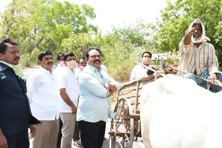 MLA Suneke Ravishankar meets farmers in Chopdandi zones of Karimnagar district