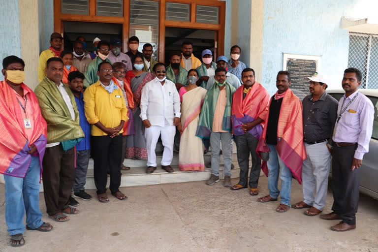 mayor gunda prakash honered sanitation workers