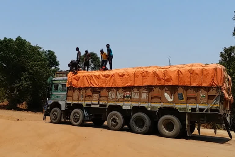 Workers traveling on freight vehicles in an unsafe manner in jashpur