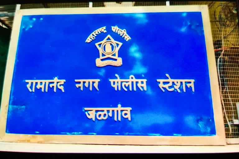 jalgaon corporation latest  jalgaon corporation employees beaten  jalgaon latest news  जळगाव लेटेस्ट न्युज  जळगाव महापालिका कर्मचारी मारहाण