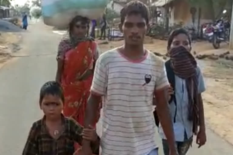 nabarangpur latest news, migrant labour under problem in nabarangpur, migrant labours in nabarangpur, migrant labours return home completing quarantine, ନବରଙ୍ଗପୁର ଲାଟେଷ୍ଟ ନ୍ୟୁଜ୍‌, ନବରଙ୍ଗପୁରରେ ହଇରାଣ ହେଉଛନ୍ତି ପ୍ରବାସୀ, ନବରଙ୍ଗପୁରରେ ପ୍ରବାସୀ ଶ୍ରମିକ, କ୍ବାରେଣ୍ଟାଇନ ସାରି ଘରକୁ ଫେରିଲେ ପ୍ରବାସୀ