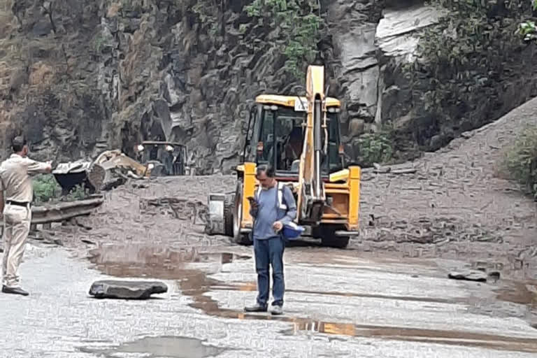 Chandigarh - Manali National Highway closed for one hour due to landslide