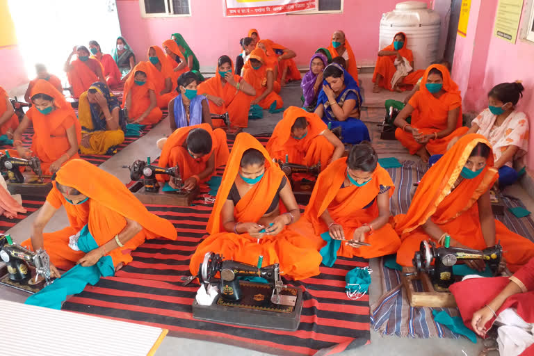 Morena women making masks in collaboration with National Livelihood Mission