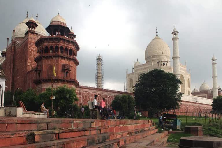 agra today n ताजमहल का कुछ हिस्सा क्षतिग्रस्तews