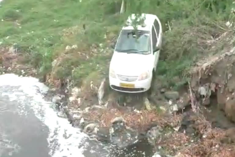 car fell into the Noyyal River